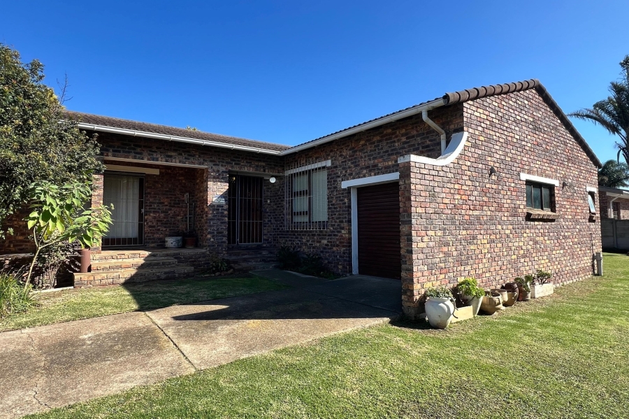 4 Bedroom Property for Sale in Wavecrest Eastern Cape